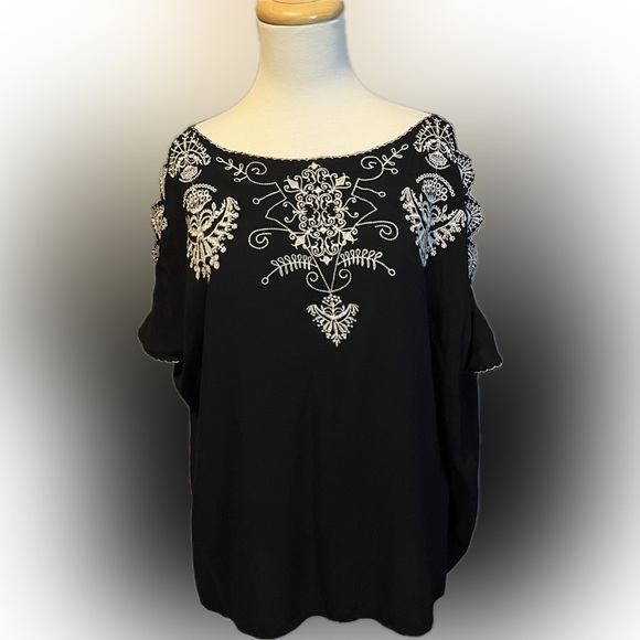 Umgee Tops - Umgee Embroidered Black Loose Fitting Top size M